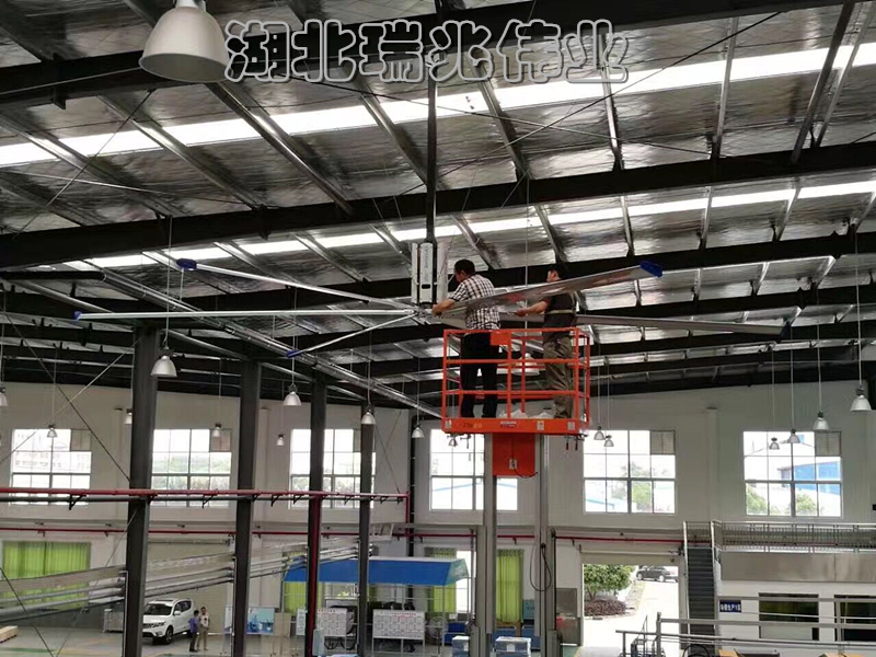 超大型工業(yè)吊扇、湖北瑞兆偉業(yè)通風(fēng)降溫科技有限公司為17年專業(yè)通風(fēng)降溫解決方案領(lǐng)航者,為數(shù)千家各大品牌企業(yè)提供鋼結(jié)構(gòu)廠房通風(fēng)降溫方案、大型工業(yè)風(fēng)扇、物流倉儲大風(fēng)扇、大吊扇、工業(yè)風(fēng)扇、車間溫控設(shè)備、工業(yè)大吊扇、工業(yè)大風(fēng)扇、工業(yè)節(jié)能風(fēng)扇一站式服務(wù)及廠房車間通風(fēng)降溫方案與廠房車間通風(fēng)降溫設(shè)備.工業(yè)大風(fēng)扇廠家服務(wù)熱線:400-7757-027."