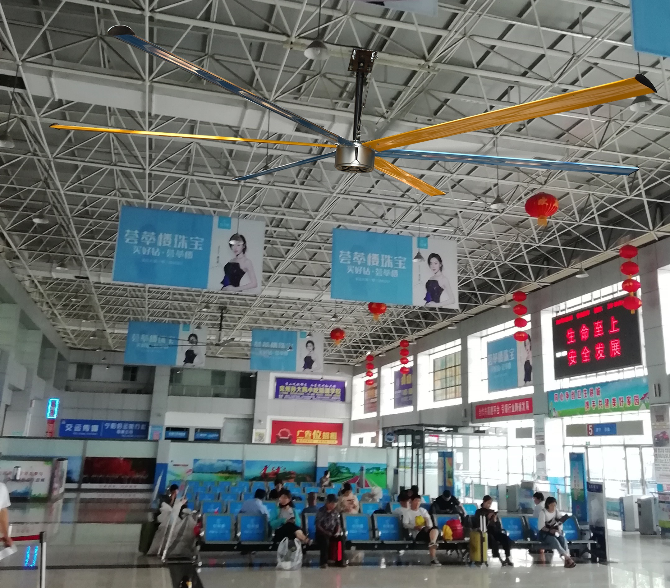 候車(chē)室通風(fēng)降溫,工業(yè)大風(fēng)扇,工業(yè)大吊扇,公共場(chǎng)所通風(fēng)降溫 候車(chē)室通風(fēng)降溫,工業(yè)大風(fēng)扇,工業(yè)大吊扇,公共場(chǎng)所通風(fēng)降溫